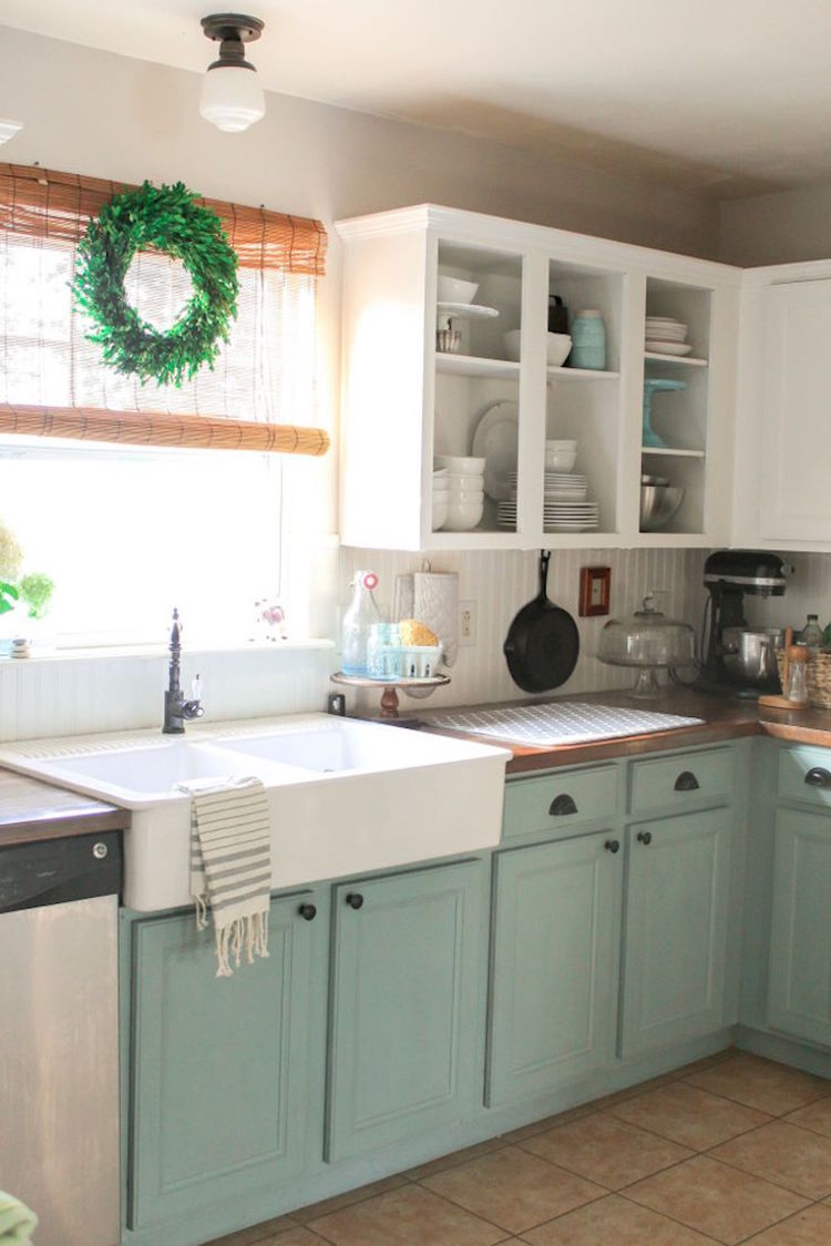 mobilier de cuisine bicolore -armoires-blanc-bleu-délavé