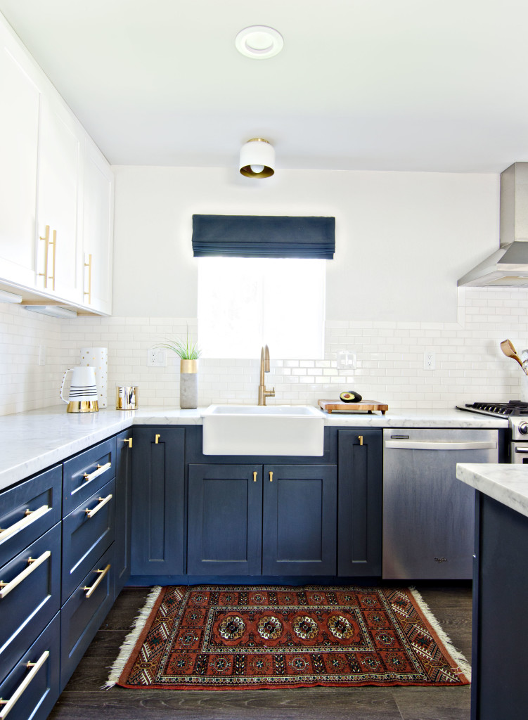 mobilier de cuisine bicolore -armoires-blanches-bleu-marine-crédence-carrelage-métro-blanc