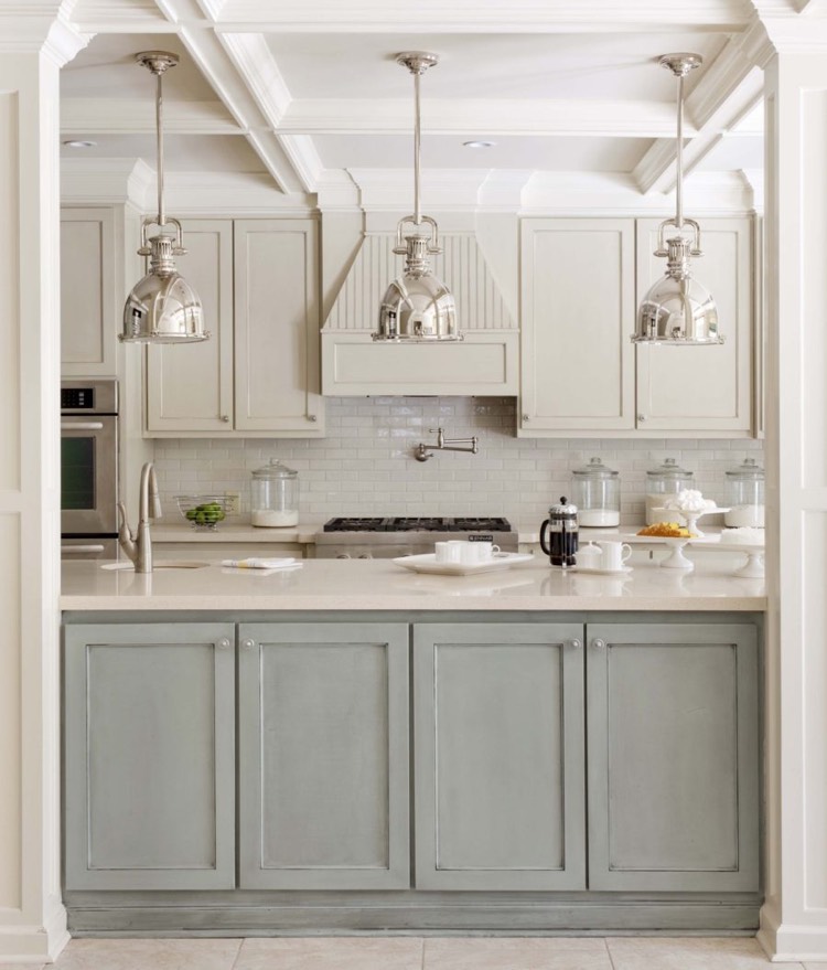 mobilier de cuisine bicolore -blanc-gris-clair-suspensions-métal-crédence-carrelage-métro-blanc