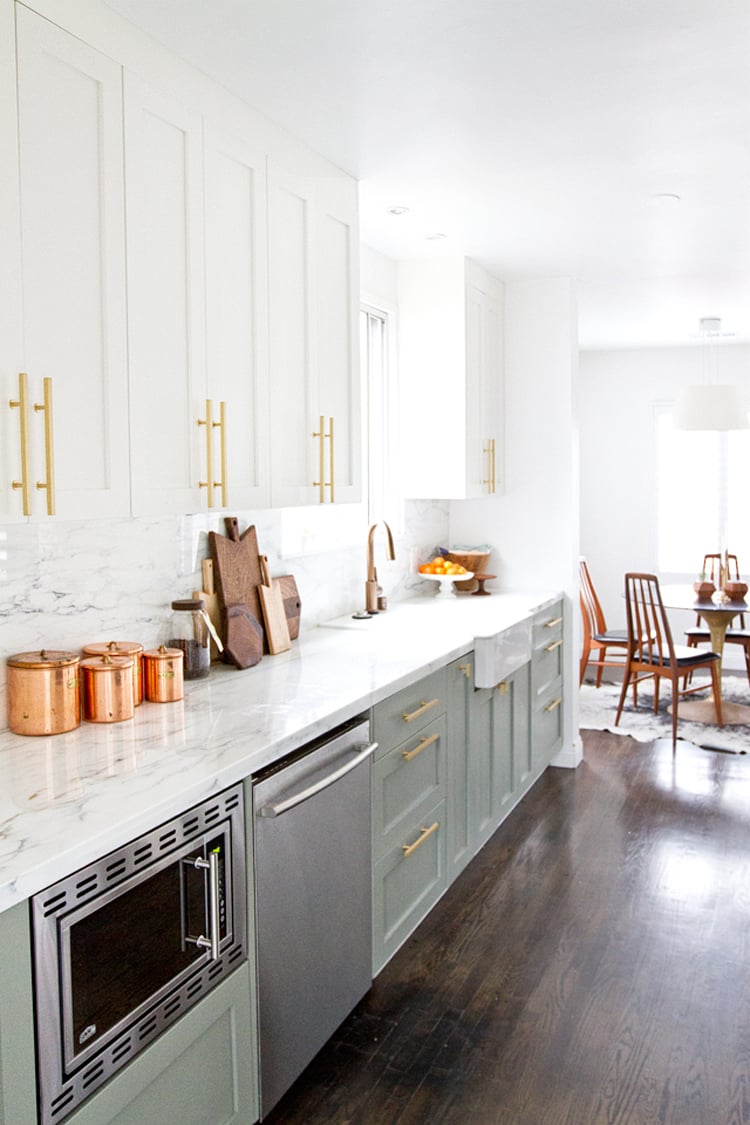 mobilier de cuisine bicolore -blanc-vert-sauge-poignées-dorées-plan-travail-marbre-blanc