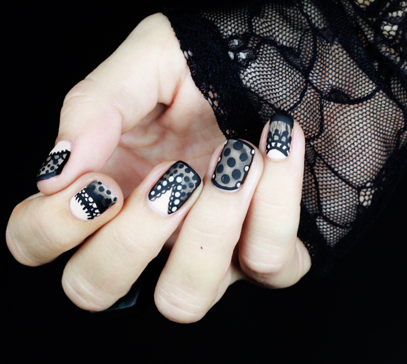 nail art Halloween chic-noir-blanc-dentelle-Morticia-Addams