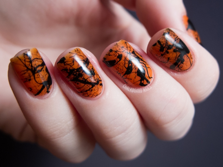 nail art Halloween facile-éclaboussures-noires-fond-orange