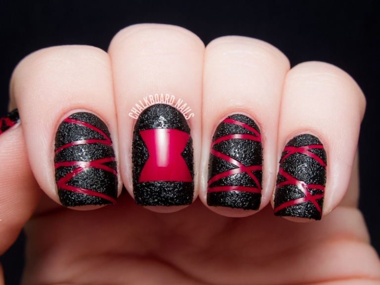 nail-art-Halloween-noir-rouge-bandes-striping-tape-croisées