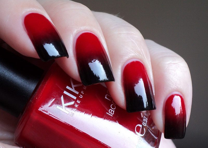 nail art Halloween en noir-rouge-brillant-dégradé-superbe
