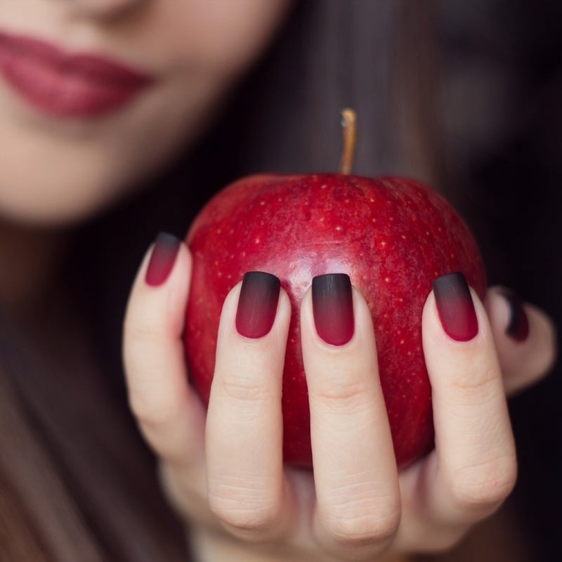 nail art Halloween en noir-rouge-dégradé-mat-sorcière-maléfique