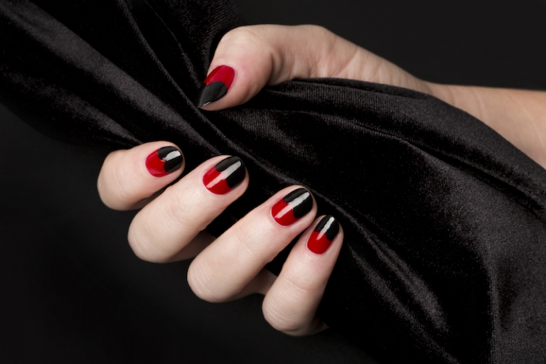 nail-art-Halloween-rouge-noir-chic-coeurs-finition-brillante