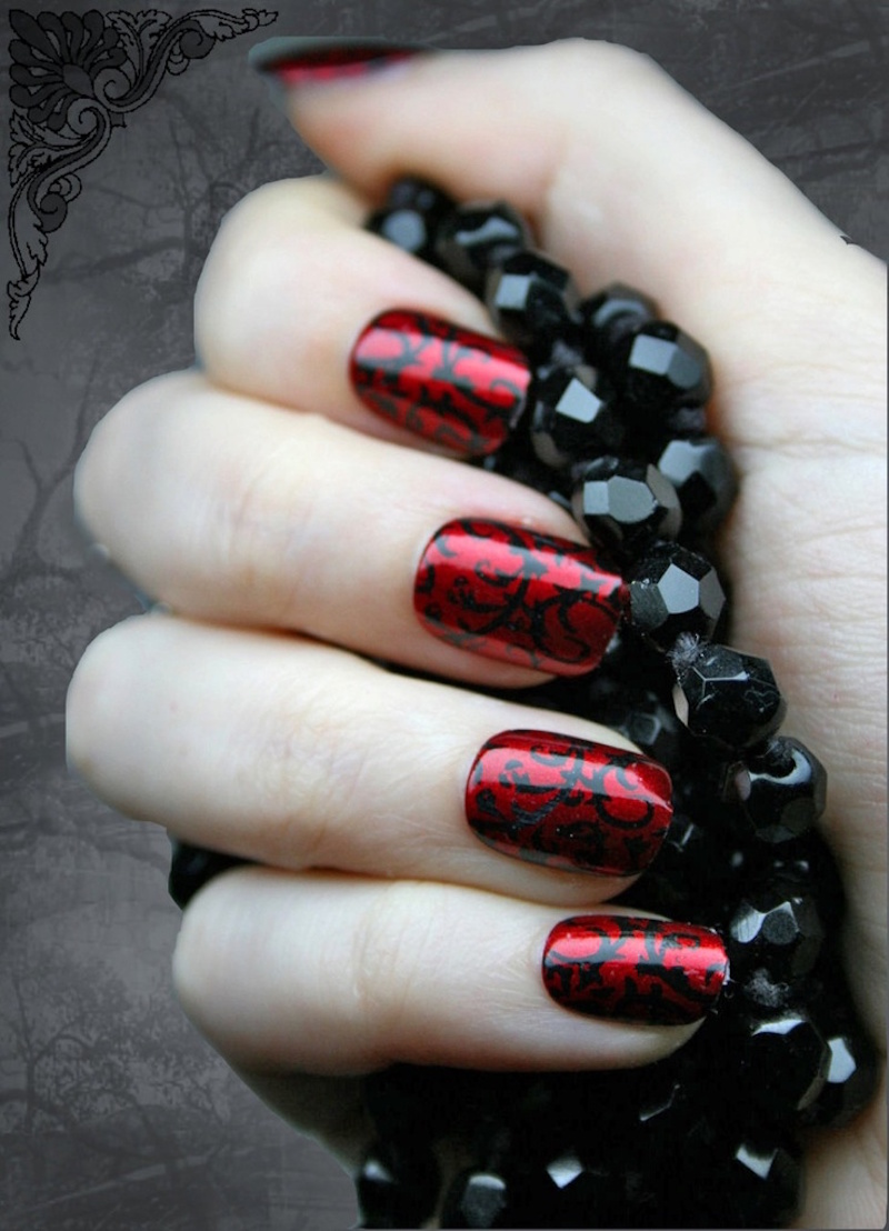 nail art Halloween rouge-noir-motifs-gothiques-super-chic