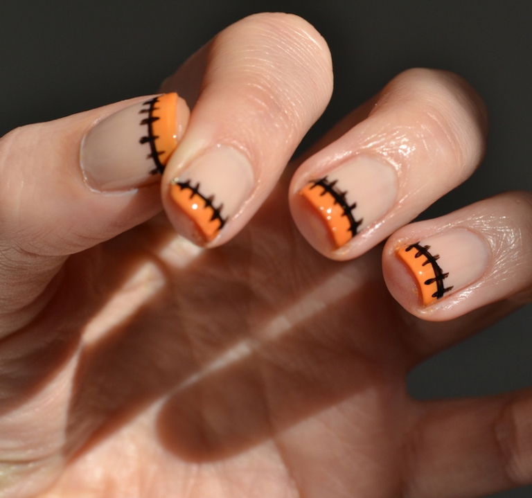 nail-art-Halloween-simple-bicolore-base-nude-points-suture