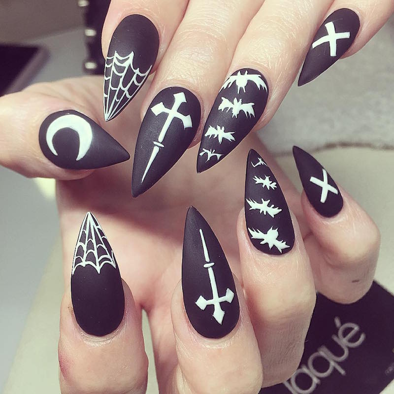 nail art Halloween stiletto-noir-mat-dessins-blancs-gothiques
