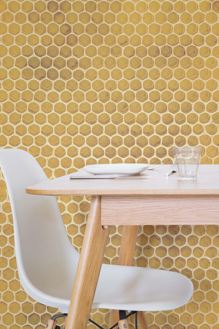 papiers peints trompe l’œil -motif-nid-abeille-couleur-or-déco-salle-manger