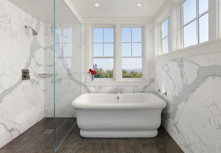 petite-salle-bain-marbre-bagnoire-rétro-douche-italienne-paroi-verre