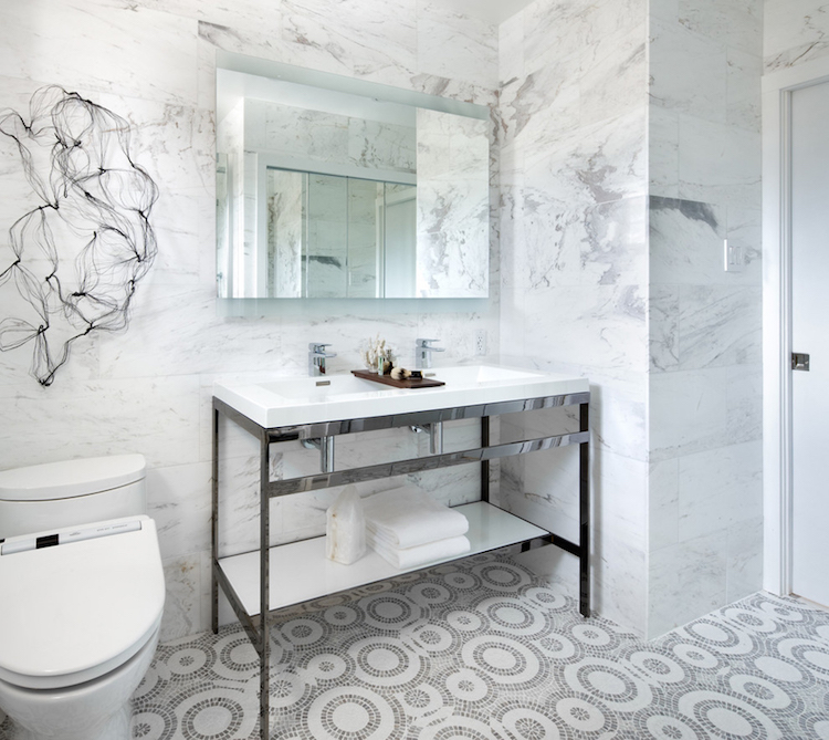 petite-salle-bain-toilettes-murs-marbre-sol-mosaique-motifs