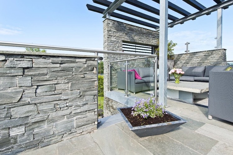 pierre de parement exterieur -grise-terrasse-moderne-pergola-salon-jardin-gris