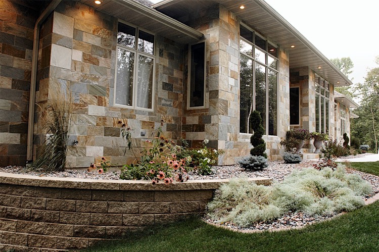 pierre de parement exterieur -plaquettes-parement-multiformes-jardinet-devant-maison