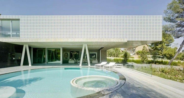 piscine moderne clavel-architects-forme-ronde
