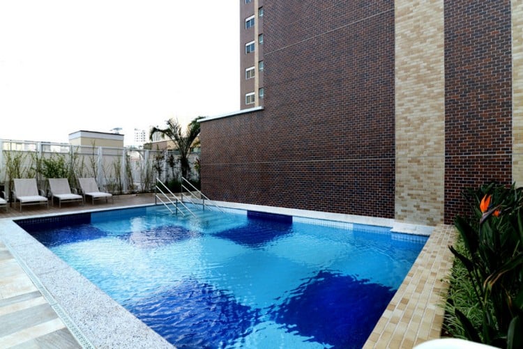 piscine-moderne-forme-rectangulaire-sol-damier