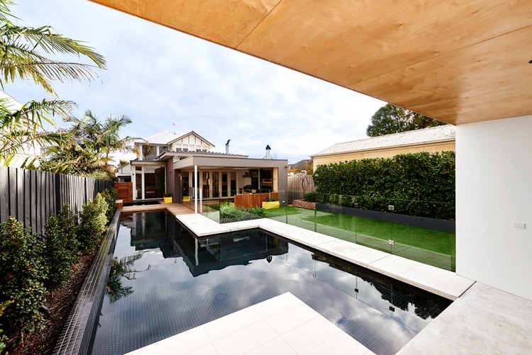 piscine-moderne-forme-tétris-jardin-minimaliste