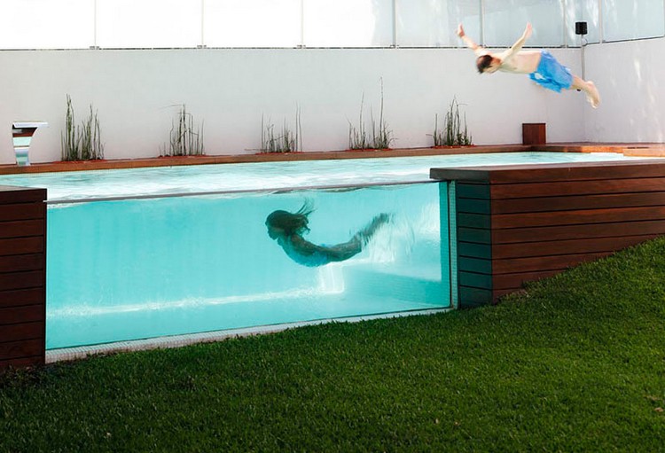 piscine-moderne-hors-sol-revêtement-bois-graminées