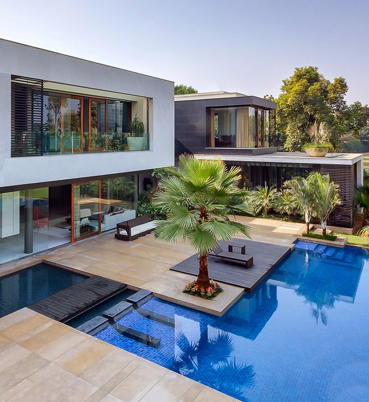 piscine-moderne-palmier-géants-terrasse-plage-maison