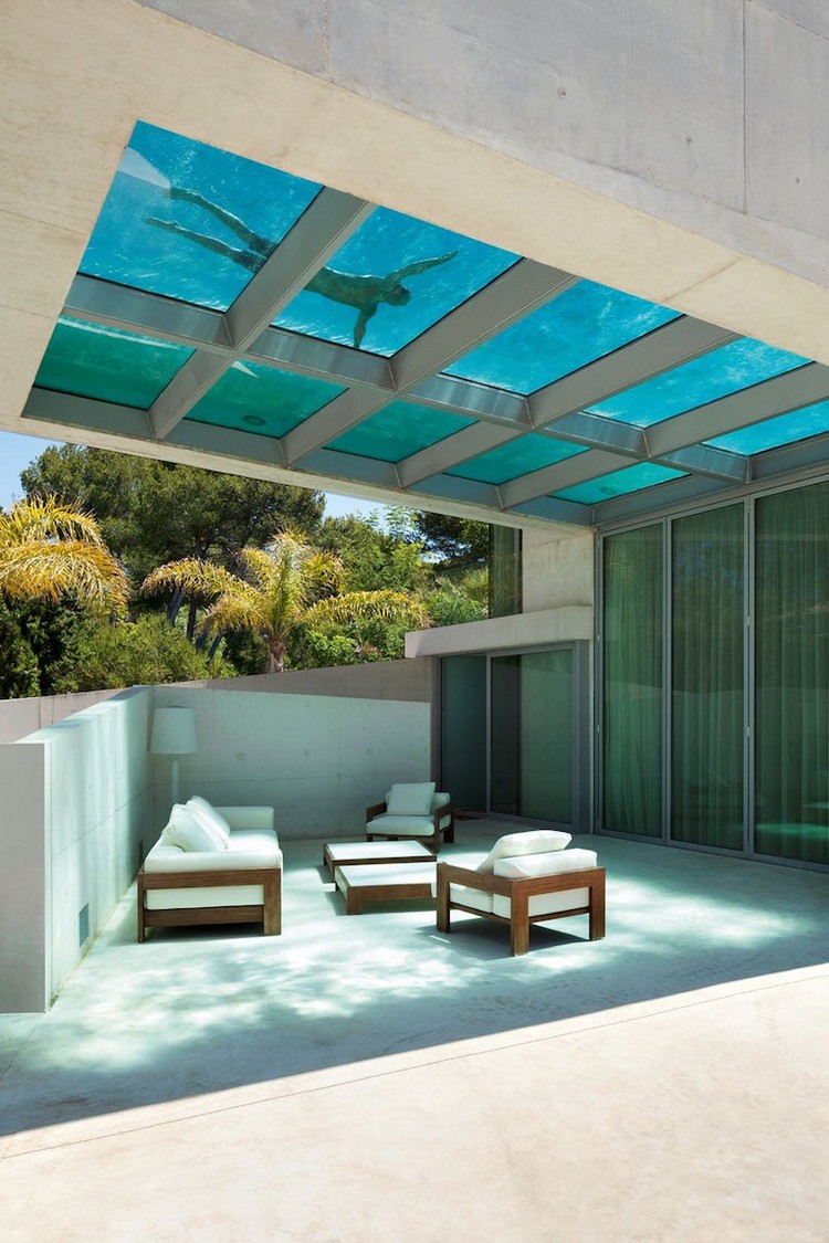 piscine-moderne-plafond-fond-transparent-mobilier