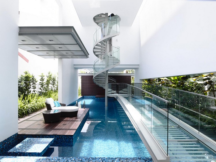 piscine-moderne-pont-dessus-escalier-colimaçon