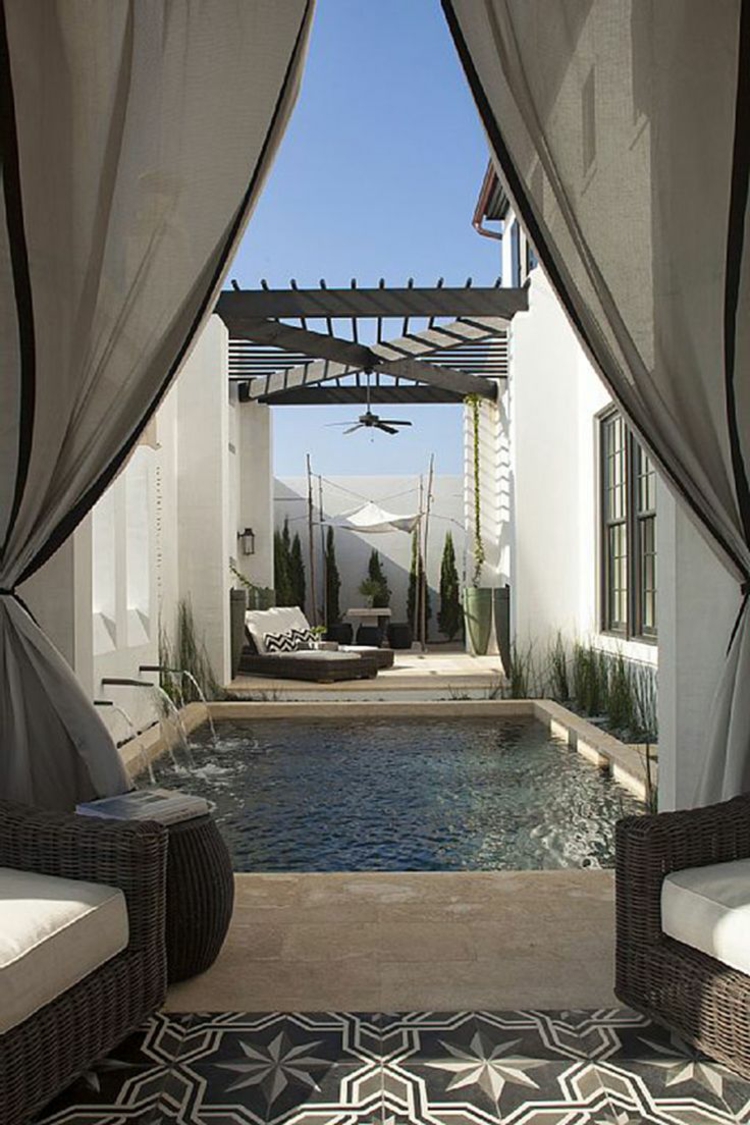 piscine pour petit jardin -coin-lounge-voilages-tapis-extérieur-style-oriental