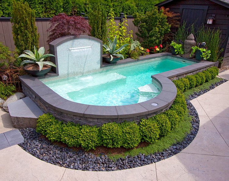 piscine pour petit jardin -design-original-margelle-pierre-cascade-décorative