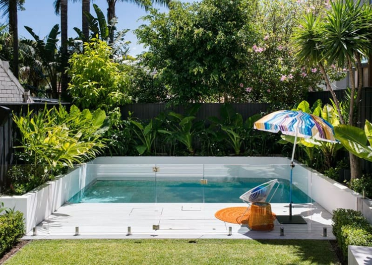 piscine pour petit jardin -garde-corps-verre-parasol-parterre-surélevé