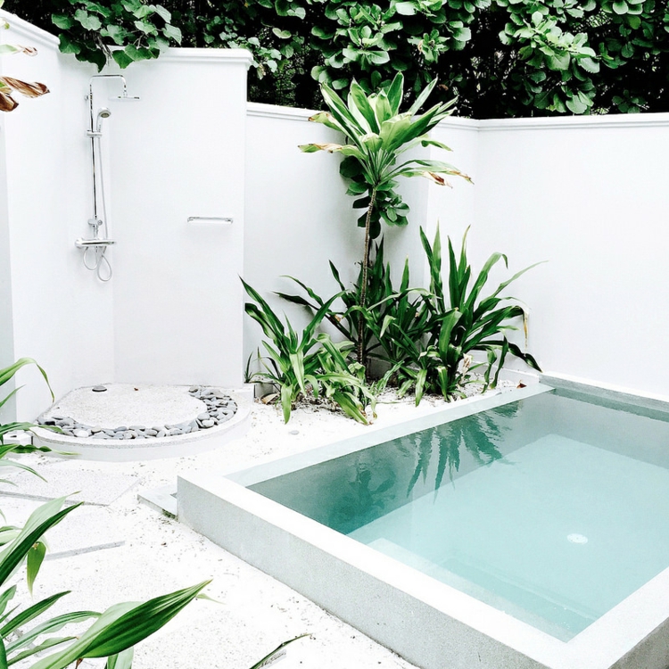 piscine pour petit jardin -margelle-blanche-gravier-blanc-douche-extérieure