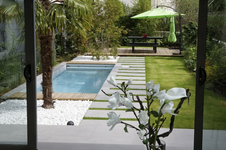 piscine pour petit jardin -moderne-déco-galets-blancs-allée-dalles-coin-repas