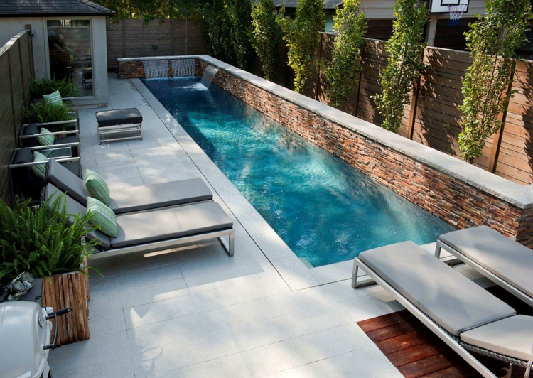 piscine pour petit jardin -piscine-rectangulaire-chaises-longues-déco-pierre-parement