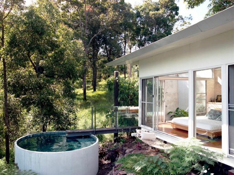 piscine pour petit jardin -piscine-ronde-béton-pont-bois-baie-vitrée-chambre