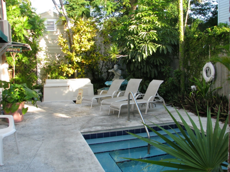 piscine pour petit jardin -plage-dallée-chaises-longues-verdure