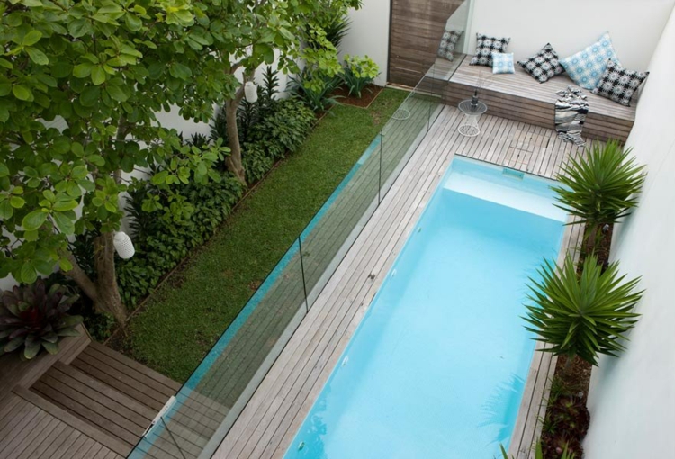 piscine pour petit jardin -plage-piscine-bois-parterre-arbres-arbustes