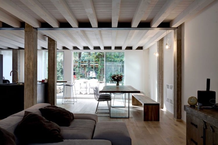 plafond poutre apparente -blanchie-mobilier-salle-manger-bois-plancher-bois