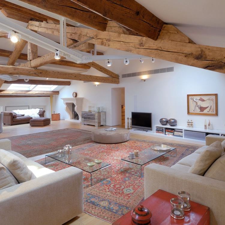 Plafond poutre apparente pour apporter une touche rustique à l ... Bois Créatif plafond
