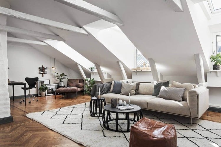 plafond poutre apparente -bois-lasuré-blanc-salon-moderne-canapé-gris-clair-parquet