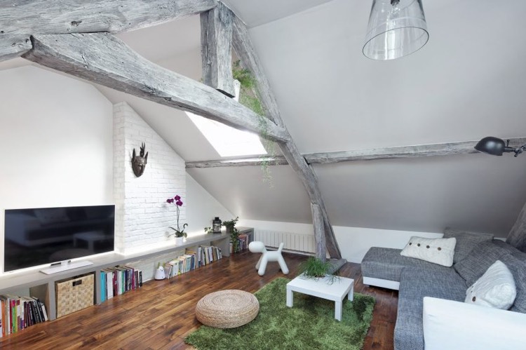 plafond poutre apparente -bois-lasuré-gris-canapé-angle-gris-brique-blanche-tapis-vert