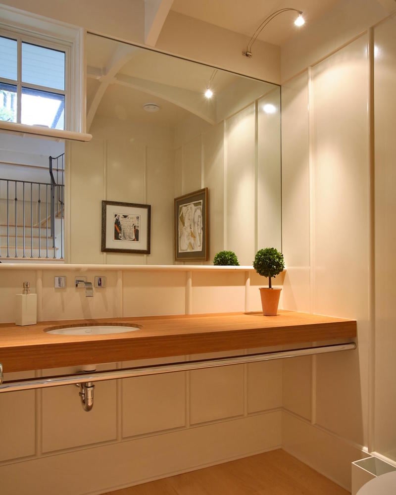 plan de travail salle de bain en bois-lavabo-encastré-barre-porte-serviettes-au-dessous