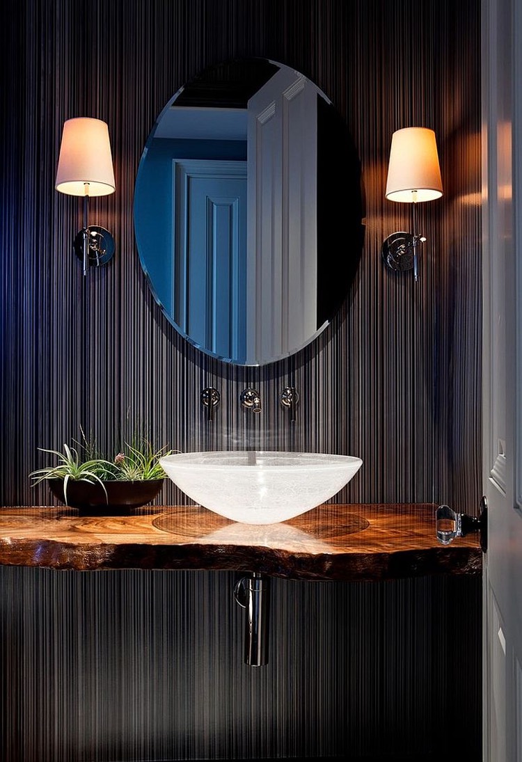 plan vasque bois-brut-salle-toilette-vasque-poser-verre-miroir-ovoide-papier-peint-rayé