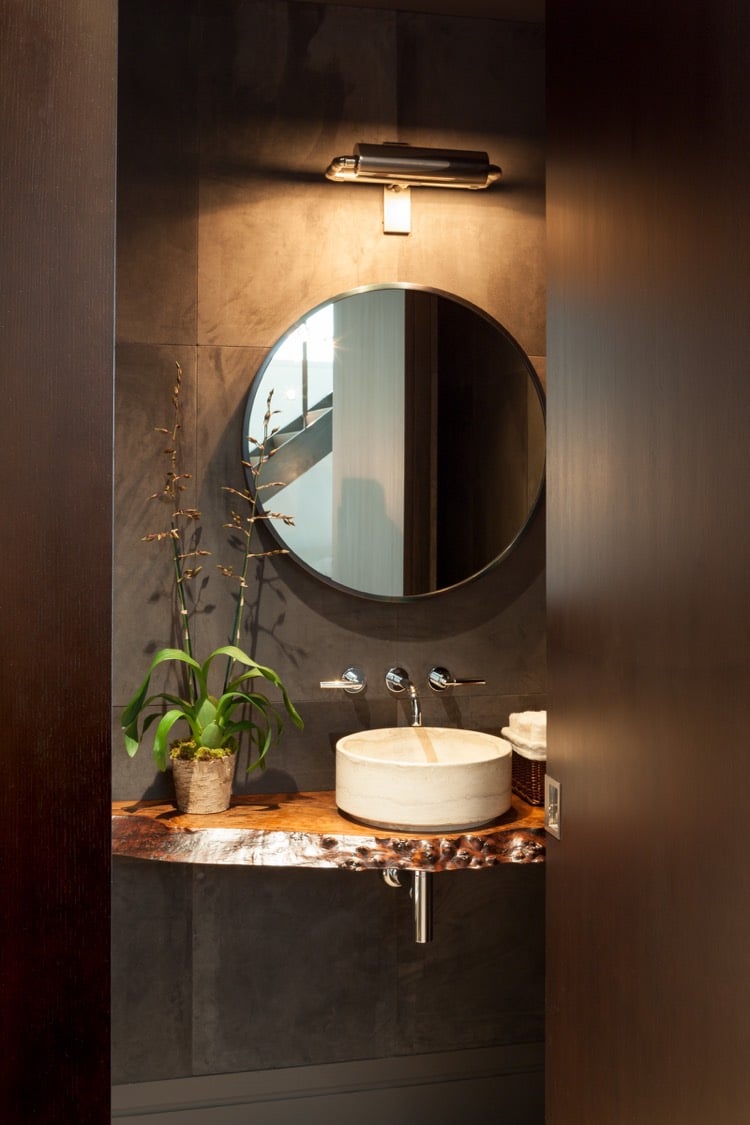 plan vasque bois-brut-vasque-ronde-miroir-rond-salle-toilette-carrelage-gris
