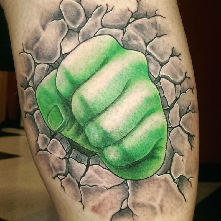 poing vert comme symbole de la force physique-idée-tatouage-mollet-bras
