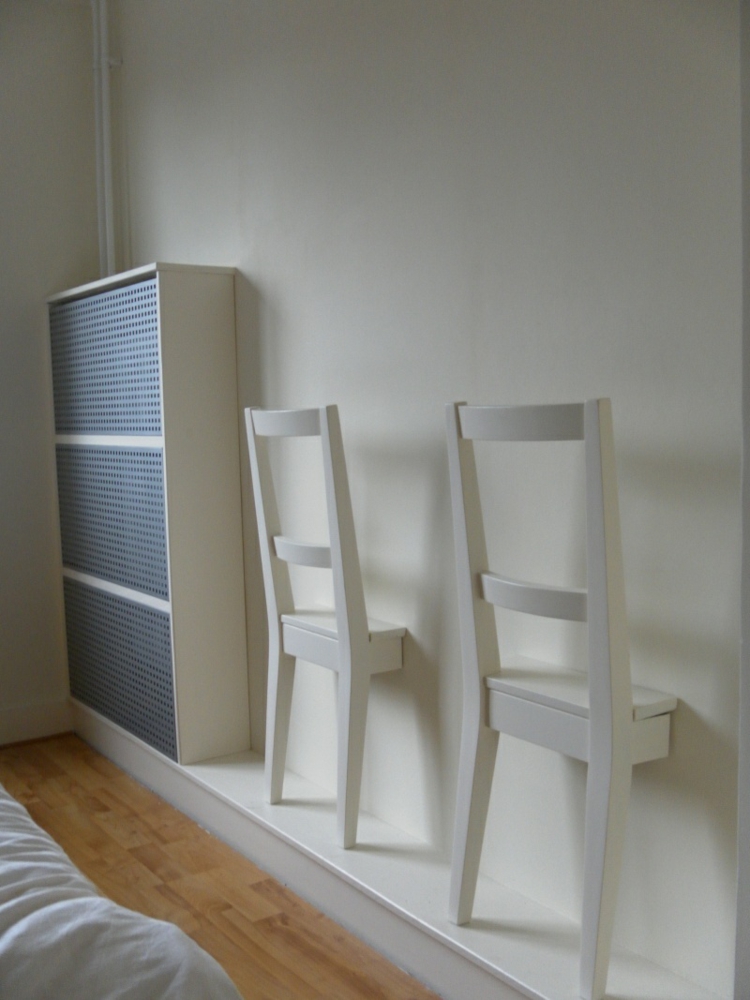 portant-vêtement-original-valet-chambre-chaises-blanches-Ikea