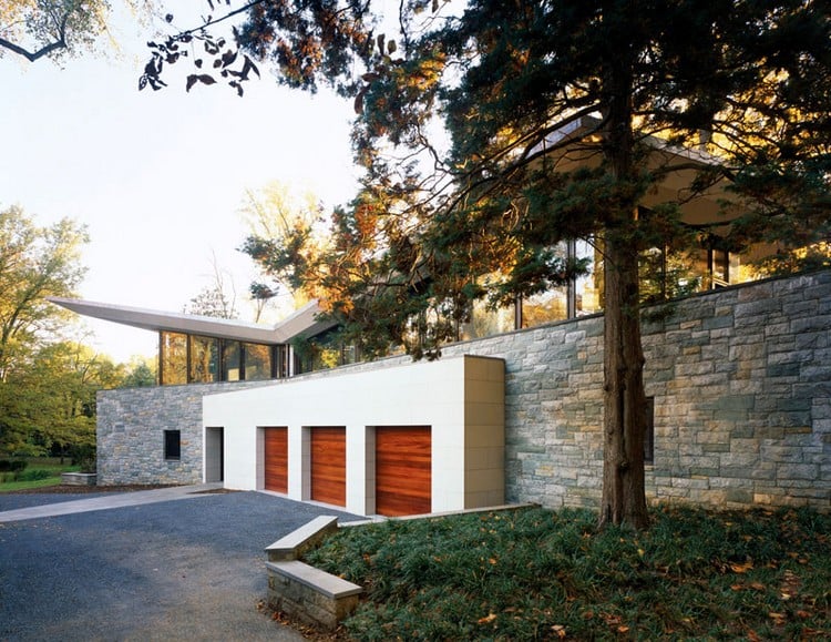 porte-garage-bois-massif-jardin-moderne-idée-conception