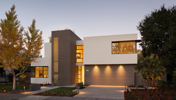porte-garage-bois-massif-maison-design-façade-moderne