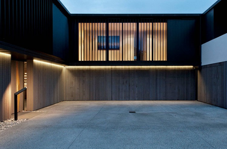 porte -garage-bois-massif-moderne-design-éclairage-indirect
