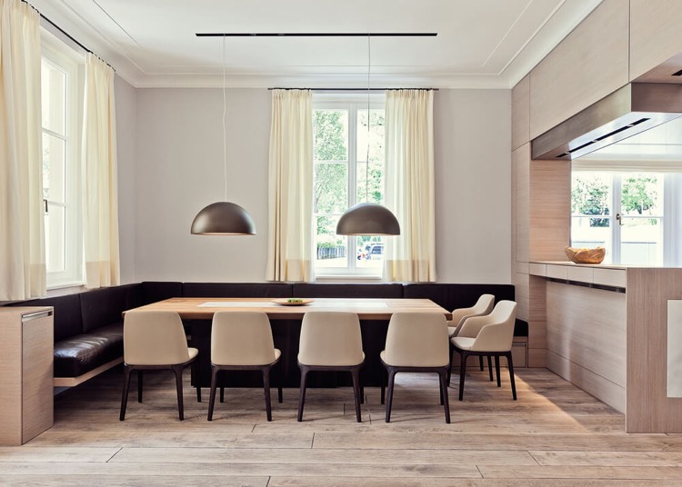 salle à manger design contemporain-banc-angle-chaises-beige-clair-suspensions-demi-sphère-cuisine-bois