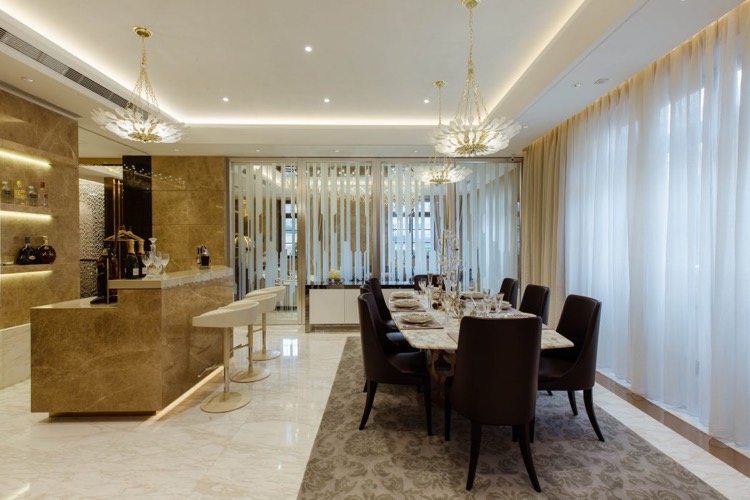salle à manger design contemporain-chaises-noires-table-marbre-blanc-bar-marbre-marron-éclairage-indirect