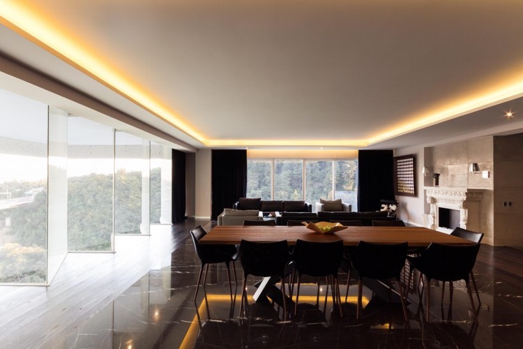 salle à manger design contemporain-luxe-marbre-noir-éclairage-indirect-baie-vitrée