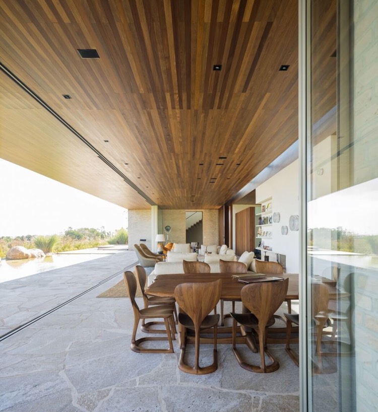 salle à manger design contemporain-mobilier-bois-design-plafond-bois-terrasse-dallage-pierre
